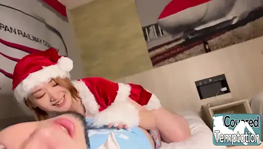 En tatlı Noel Baba kız merhaba demek için geliyor. Tatlı selamlamalar, şenlikli titreşimler, kalpler yarışıyor!