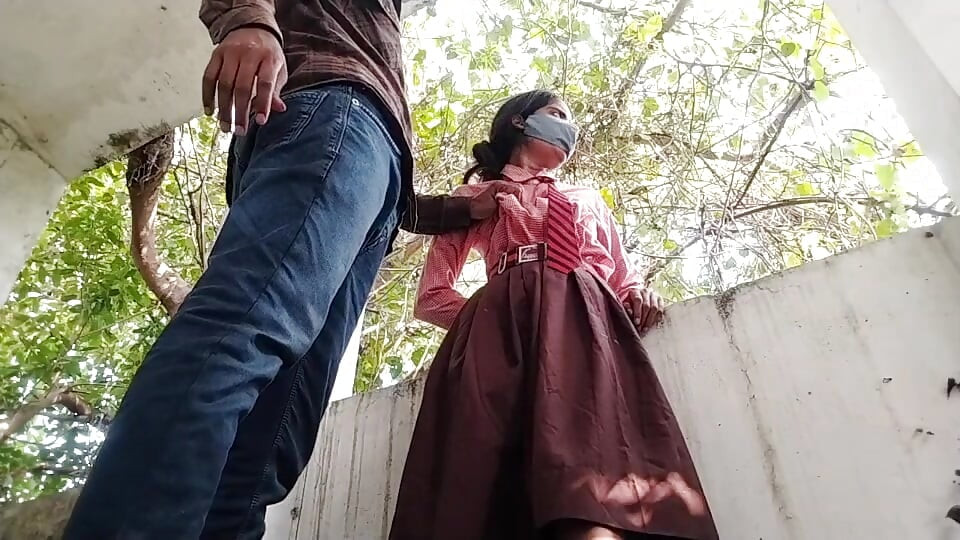 Indijska Desi seljačka slatka školarica seks u džungli viralni video, indijska školarka seks viralni MMS, Desi cura seks u psećem stilu