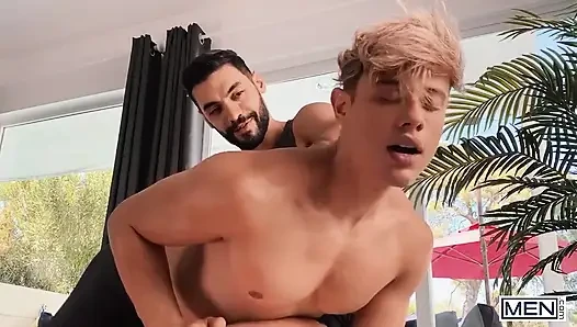 Men- sarışın twink alam wernik yeni antrenörüyle antrenman için heyecanlı