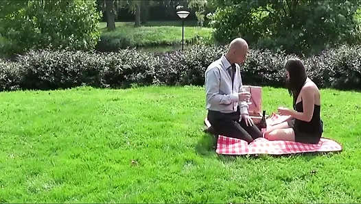 Jill şeker babası Vince ile tanışıyor ve ateşli bir piknik için parka gidiyor!