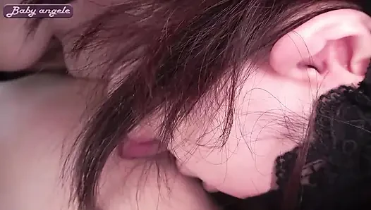 Istri elegan yang pendiam. Droop cup f bust dan menggoda lidah sensual yang tak terduga bagian 1