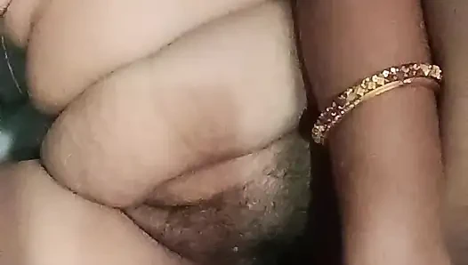 Indische deshi-dorf-hausfrau masturbiert muschi-vibrator-dildo