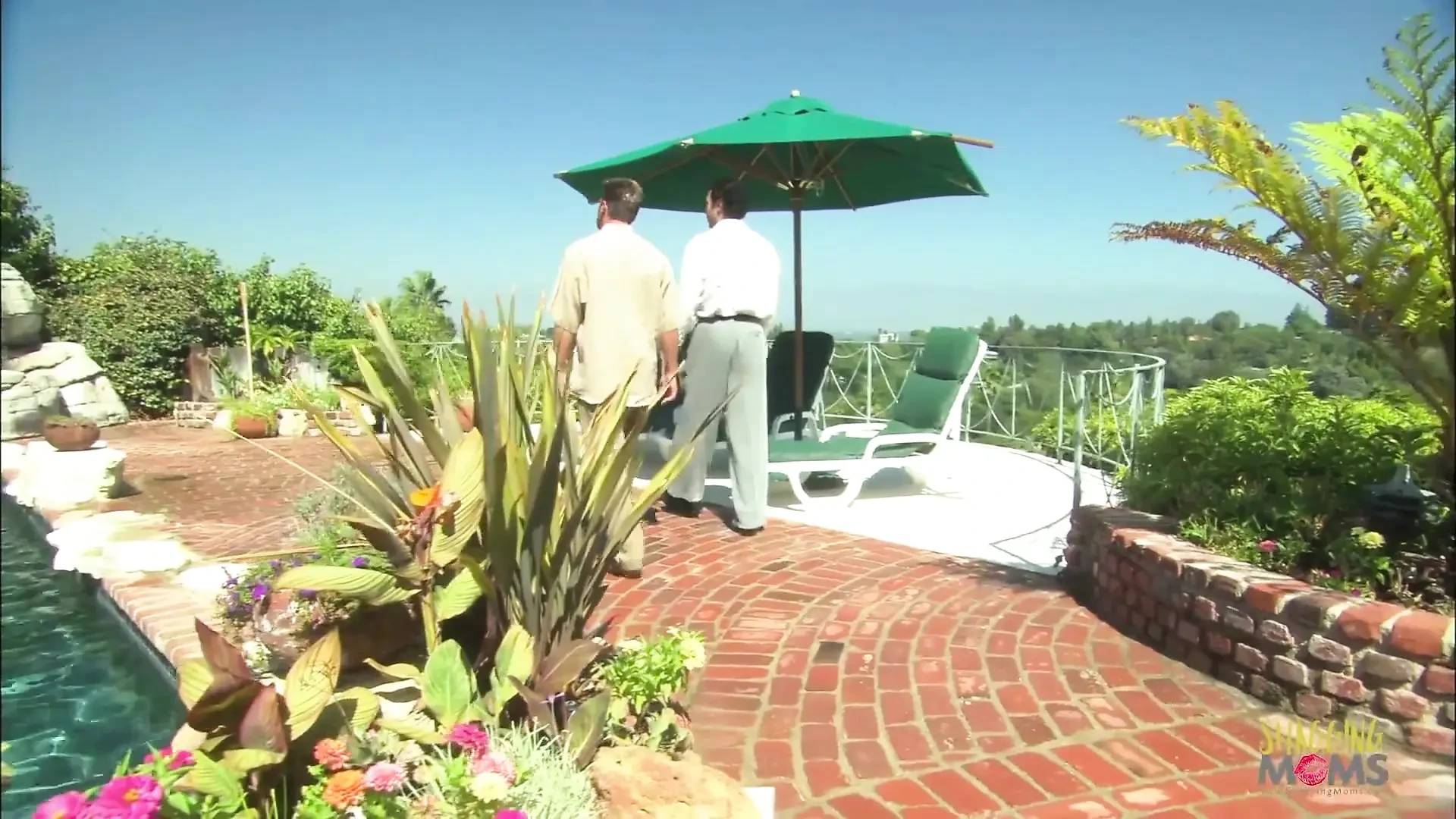 Ver sua vizinha linda tomando banho de sol em topless o fez querer comer sua buceta suculenta
