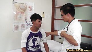 Il buco del culo di un ragazzo asiatico viene esaminato dal dottore nell'ufficio del dottore