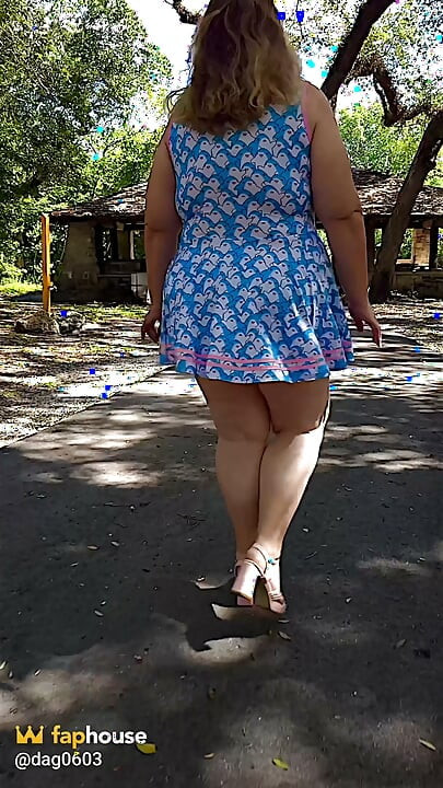 Jamdown26_da0603 - gorąca seksowna BBW Chodzenie na zewnątrz w parku ubrana w mini sukienkę i szpilki
