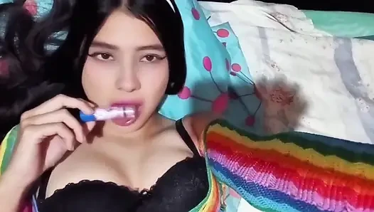 Aku ngajak pembantuku untuk ngentot dan dia menanggapinya seperti ini... (Rekaman seks asli)
