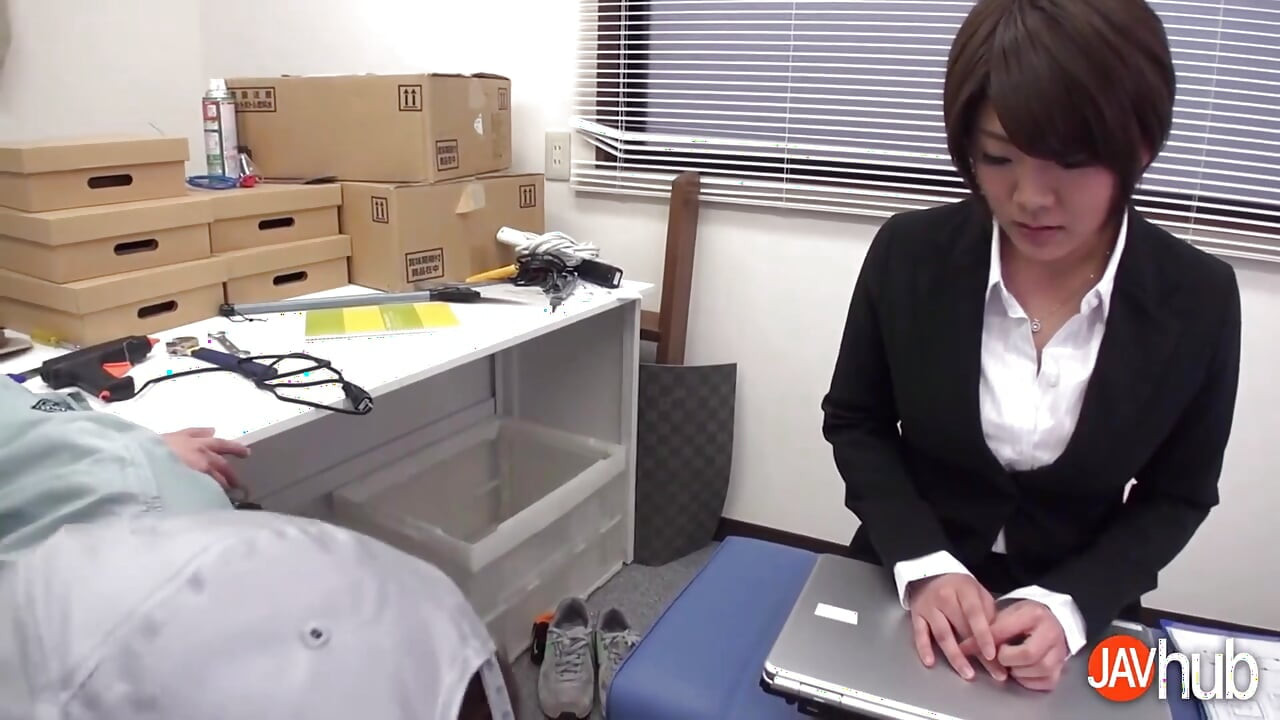 Biuro dziwka Mio Kuroki zaspokaja swoich kolegów jak dziwka