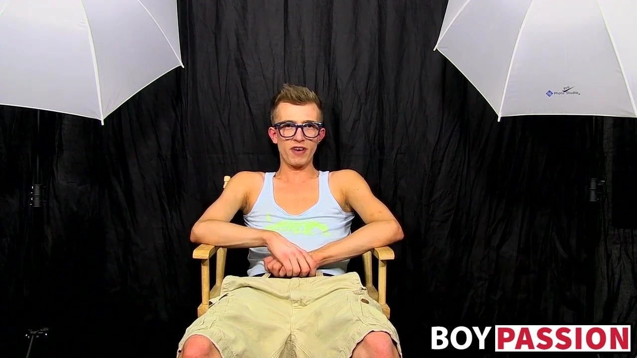 挂 twink tanner 尖锐的采访和乱搞假阳具独奏