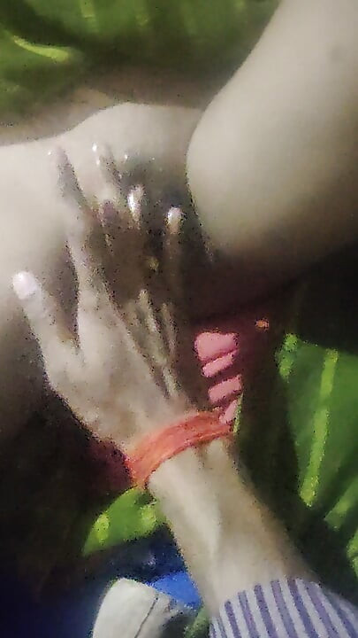 A mostohanéni megmutatta a punciját a mostohaunokaöccsének, és megmasszírozta