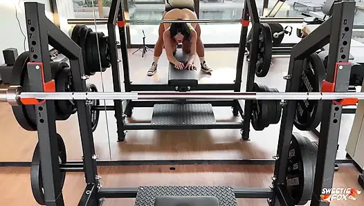 Fitness esmer yüze oturma, gırtlağına kadar alıyor ve spor salonunda ağzına boşalana kadar tutkulu sikişiyor