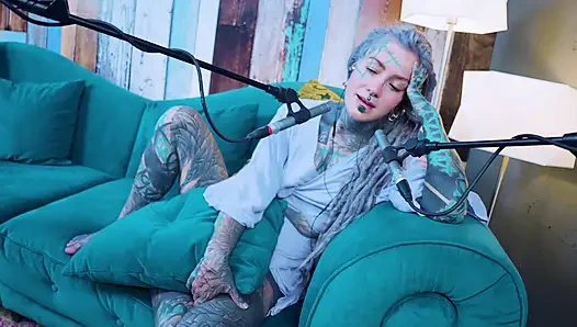 H hakkında konuşuyorum - mutluluk - asmr podcast sfw konuşuyor gotik sıska kız dreadlocks dövmeli model dövmeli kız