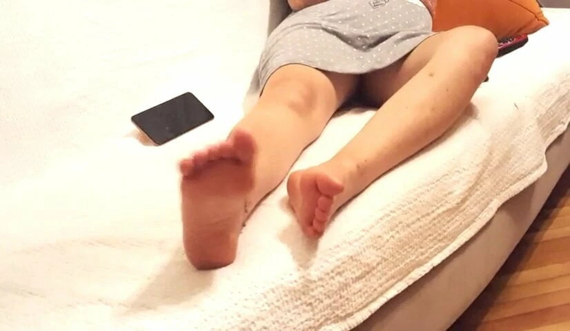 발을 벌리고 섹시한 발바닥을 가진 여친
