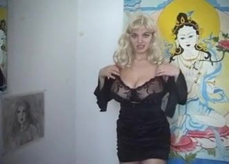 Une blonde plantureuse