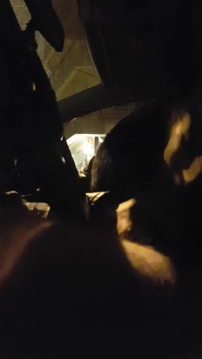 口内射精される車内フェラ