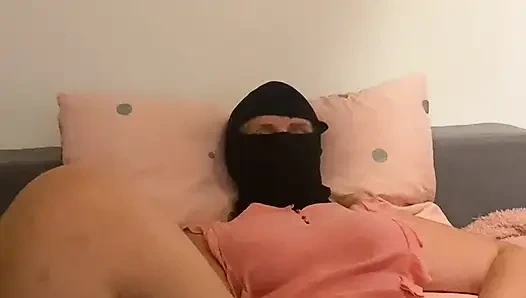 ANNA заставляю себя на кровати с киской