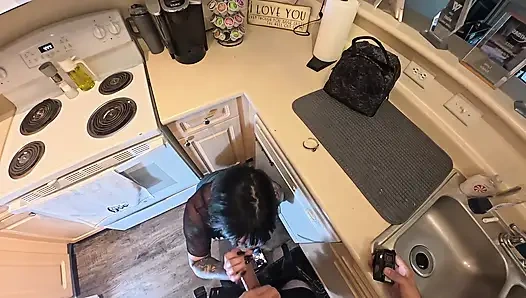 Kakak tiri sekamar gotik dicrot di dapur sementara istriku di kamar lain