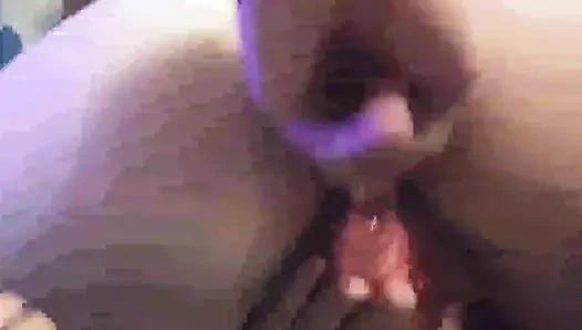 Addy Haze parmakla domaltarak sikiliyor