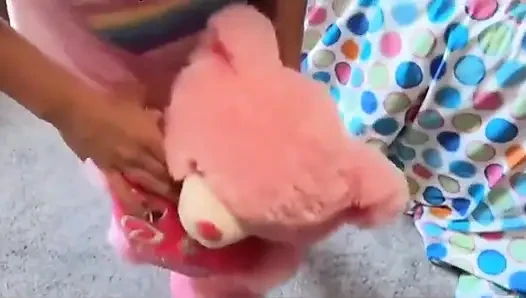 Genç kız üvey annesinin dildosuyla oynuyor ve üvey babası tarafından sikiliyor