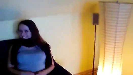 Sie ist ein amateur-schätzchen aus frankreich, das schwanz lutschen muss