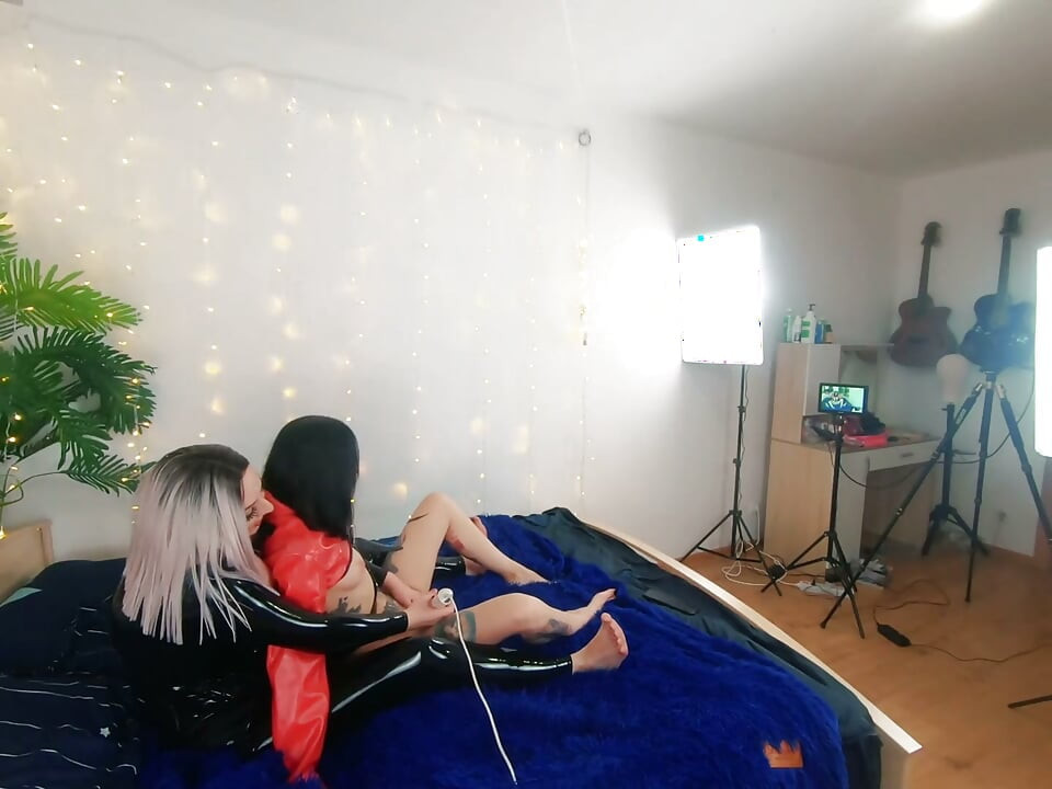Backstage de lindas chicas lesbianas fetiche haciendo video de sexo. Femdom positiva, juego de sexo, cuero de látex