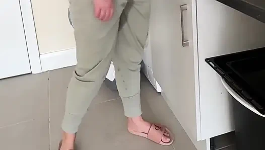 Bulaşıklar tam mesaneye karşı... Kontrolü kaybettim ve pantolona işedim