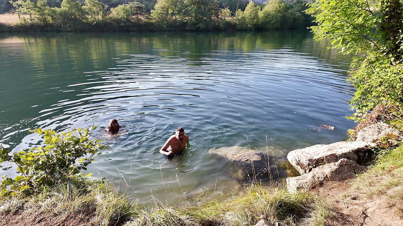 Πραγματικό ζευγάρι άγριο κάμπινγκ - σκυλάκι και καθάρισμα κρεμπάι