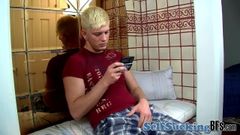 Blonder Twink mit Tattoos Austin Lucas wichst seinen großen Schwanz