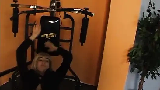 Sevimli sarışın hatun oyuncu seçmelerinde sert yarak emiyor