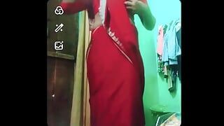 インドのゲイ女装XXX裸に赤いサリーを示す彼女のブラジャーとおっぱい