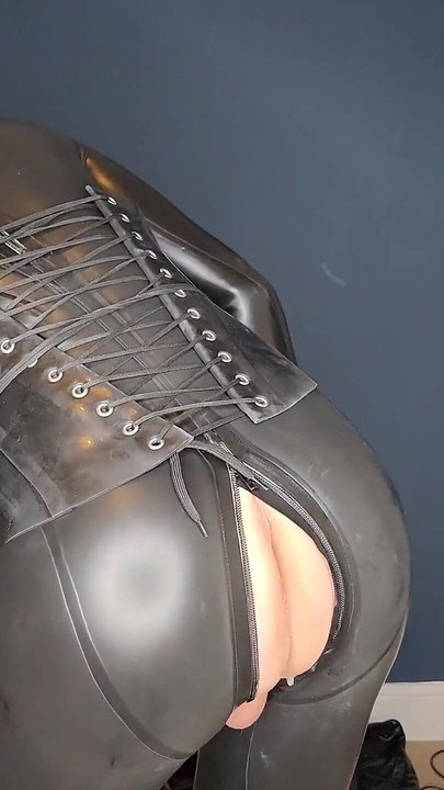 Jessica Doll probiert ihren neuen BDSM-stuhl aus