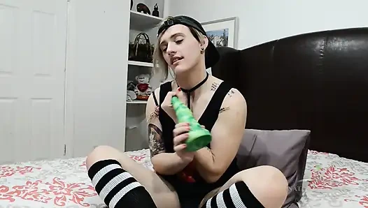 Si nakal Lauren Laurent melumasi memeknya yang berbulu dan menggunakan dildo aliennya.