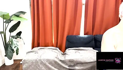 İşadamı geliyor beni sikiyor