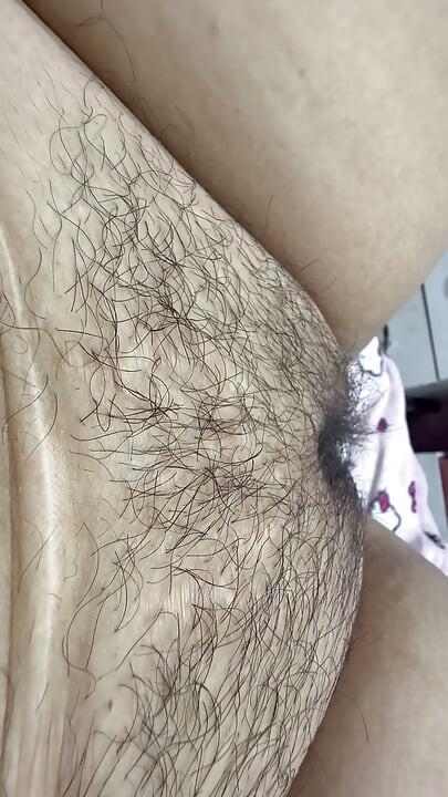 Mamá caliente se masajea su coño peludo gigante