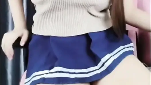 Тайская студентка исполняет свой настоящий тайский соло