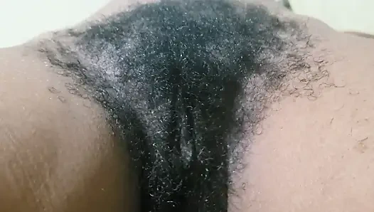 Tante seksi dengan memek berbulu dientot habis-habisan sama pria dewasa sampai mengerang keenakan