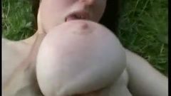 Donna con grandi tette - anale profondo e sperma nei boschi