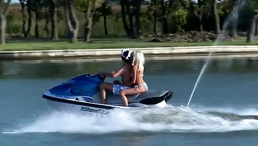 Schöne blondine mit großen natürlichen titten liebt es, am strand von einem großen, harten schwanz gefickt zu werden