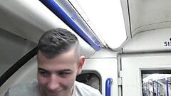 電車の中でゲイ