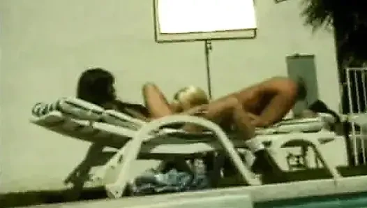 Baştan çıkarıcı kızlar havuz kenarında büyük dildo paylaşıyor