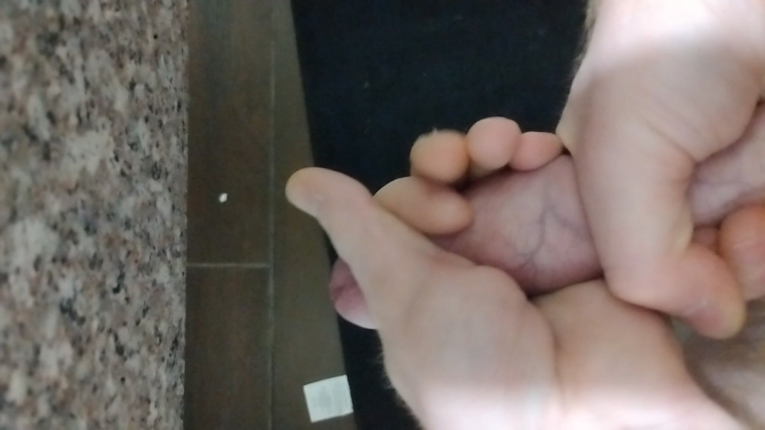 زنجبيل هاوي سميك يداعب قضيبه الكبير..