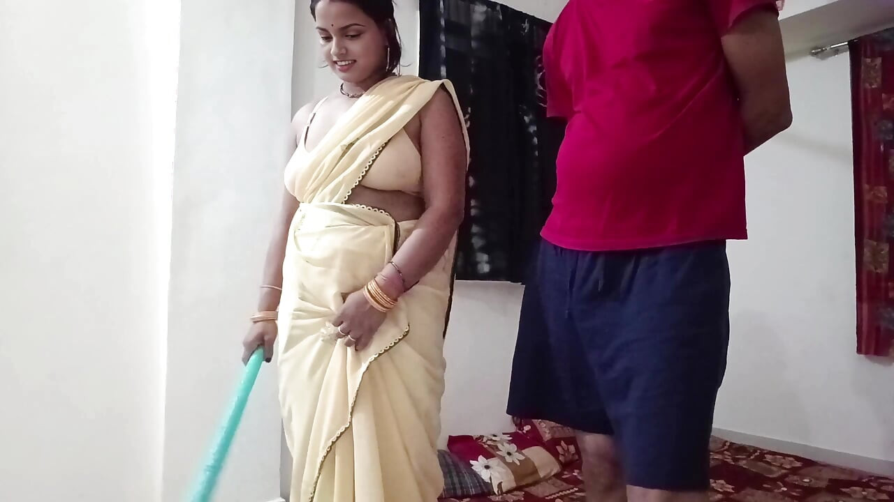 Riya Bhabhi was sweeping her master's house, the owner made sexual relations by talking sexy.