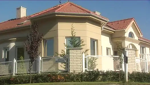 Cewek pembuat uang rambut pirang memeknya dientot habis-habisan saat makan malam