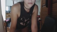 Une jolie fille se déshabille en culotte devant la webcam
