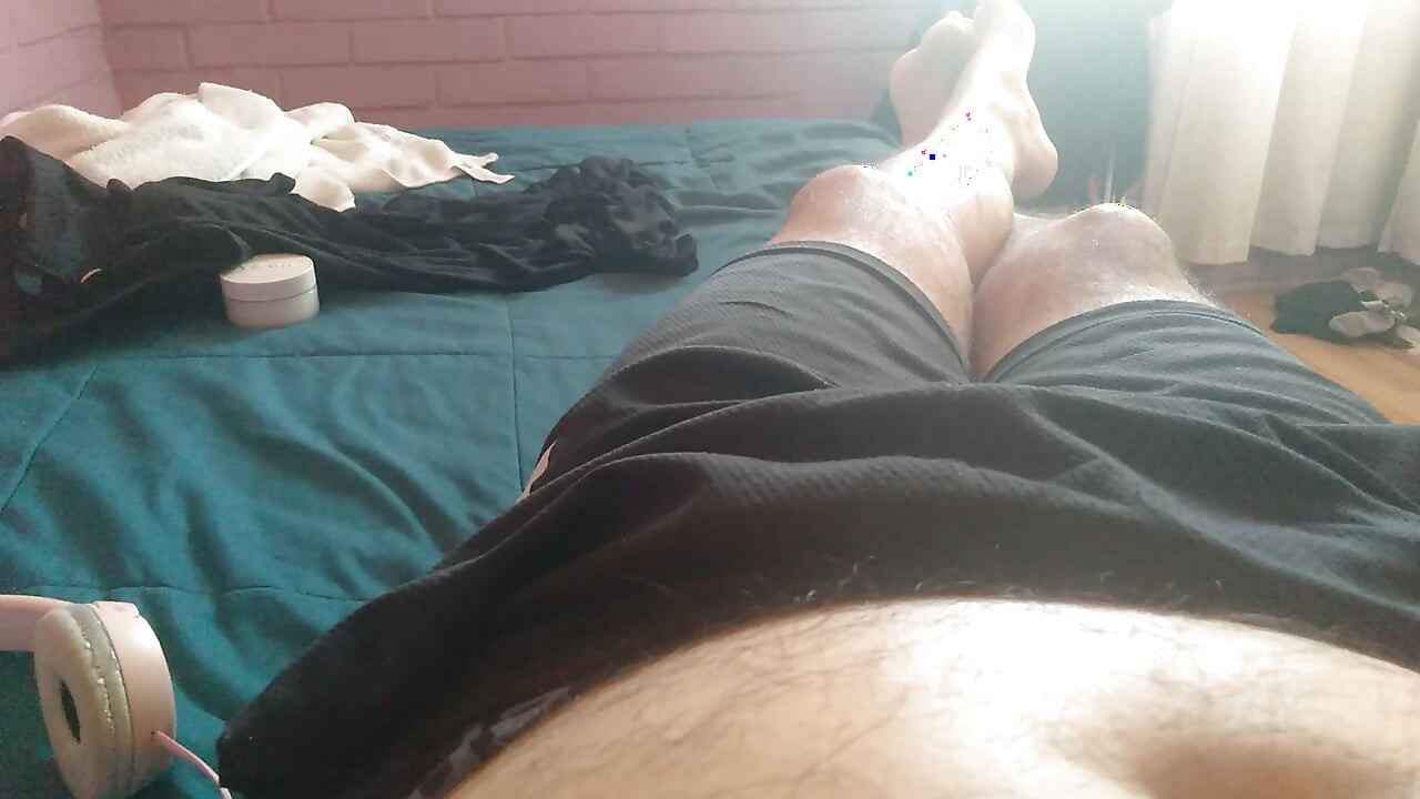 Cowok berotot suka banget ditonton sama cowok ini pamer kontol, mesin seks