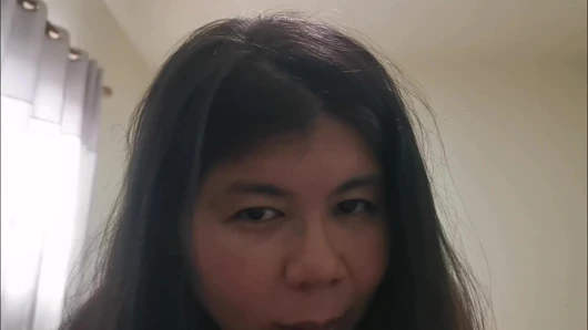 Aku membiarkan saudara tiriku mengisapku sampai aku muncrat.