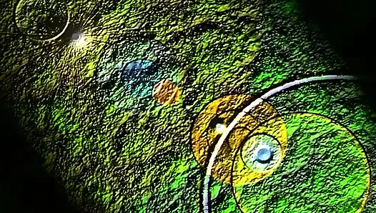 Соло-сучка-брюнетка мастурбирует киску игрушкой на кастинге