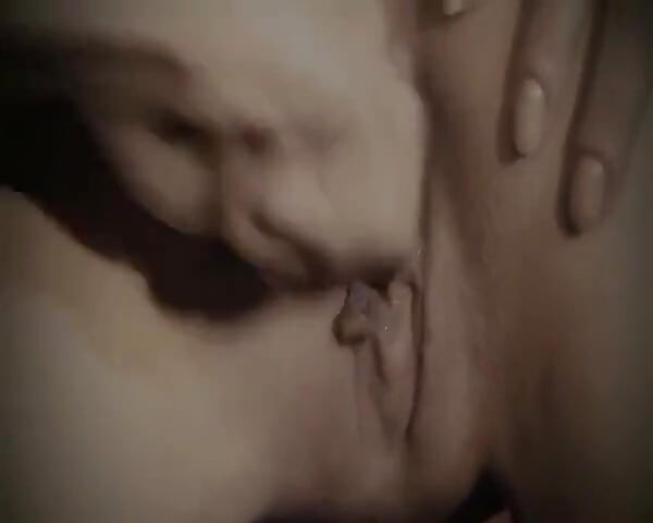 Sarışın ve esmer gece kulübünde dildo keyfi yapıyor