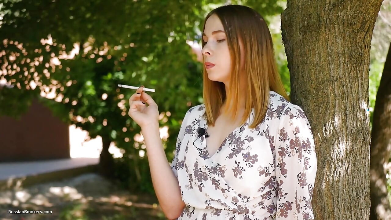 Evgeniya está fumando um cigarro forte de 120mm
