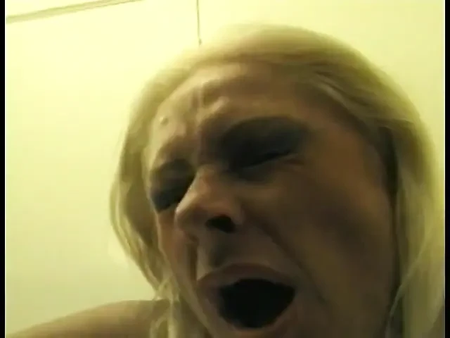 异想天开的年轻家伙喜欢在深蹲房子里和成熟的金发女郎Kathy Jones做这个窍门