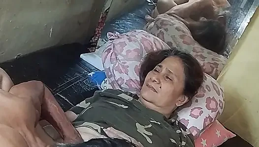Onu tatmin etmek için yediğimde ıslak amına yaptıklarıma pişman olamaz